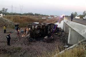 Mueren 14 en camionazo en Sonora