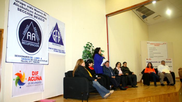 Acuña: Preside Sistema DIF conferencia contra adicciones en Infoteca Municipal.
