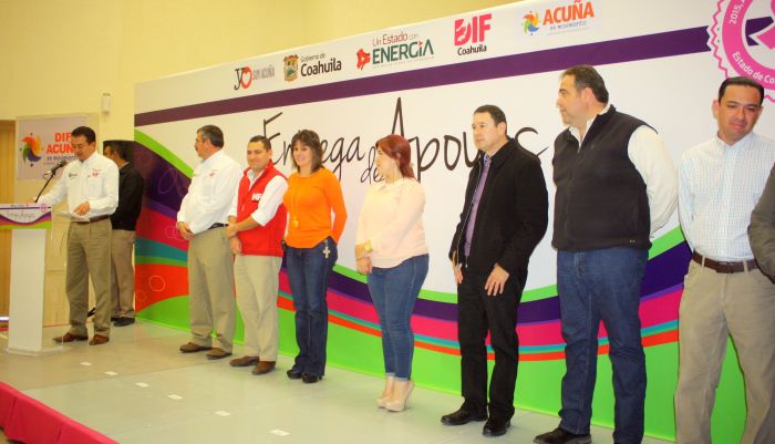 Entregan Presidenta DIF Acuña y DIF Coahuila apoyos a personas con discapacidad.