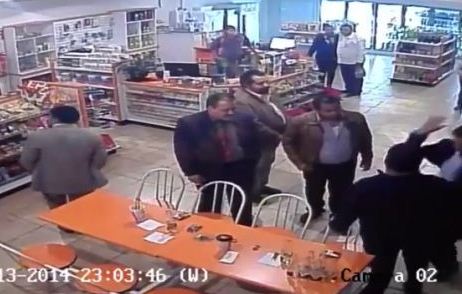VIDEO: Diputado perredista resuelve sus problemas a golpes