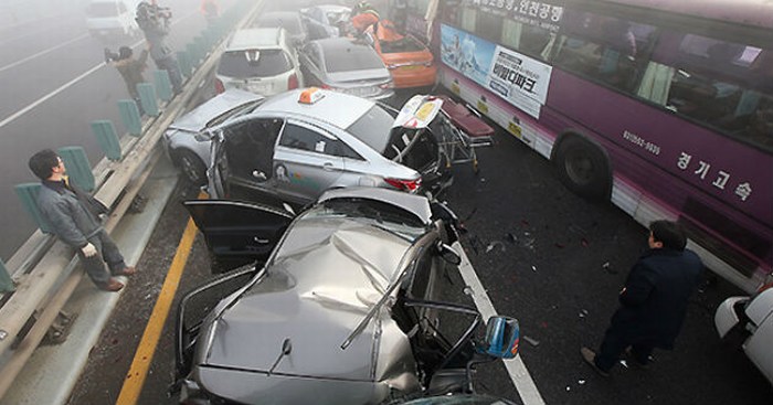 Carambola de 100 autos deja 2 muertos en Corea del Sur