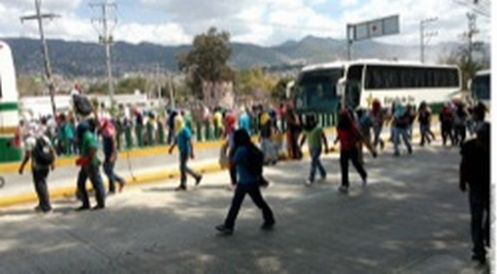 Atacan normalistas cuartel en Guerrero