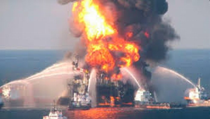Son cinco los muertos por la explosión en una plataforma de Petrobras