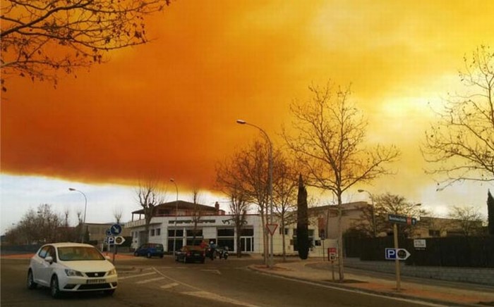 Nube tóxica envuelve 2 pueblos en España