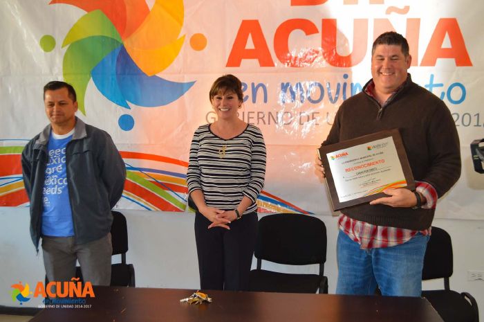 Acuña: Entrega Presidenta del sistema DIF reconocimiento a la  asociación “Casas por Cristo”.
