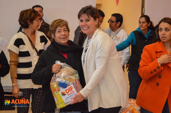 Acuña: Entregan DIF y Desarrollo Social despensas saludables a adultos mayores.