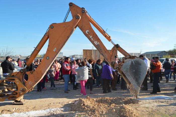 Acuña: Inicia Lenin Pérez construcción de red de agua potable y drenaje en colonia “Nueva Jerusalén”.