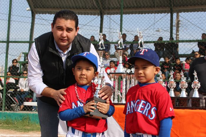 Lucida inauguración en el beisbol infantil y juvenil de Sabinas Coahuila