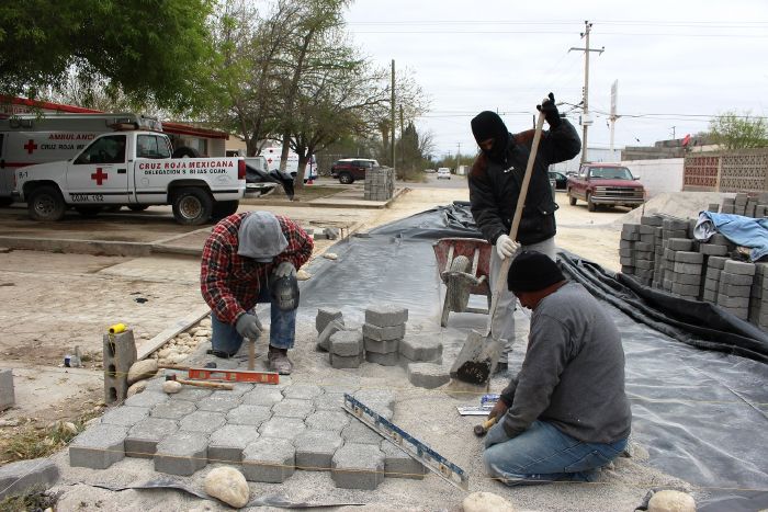 Alcalde de Sabinas supervisa obras en proceso