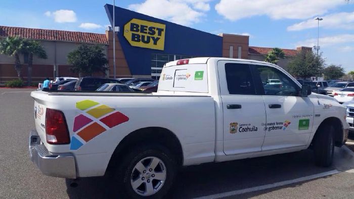 De Shoping funcionarios de Coahuila con vehículos oficiales