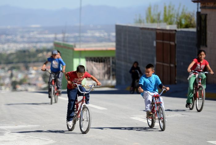 Saltillo: Estrenan niños pavimento en su colonia