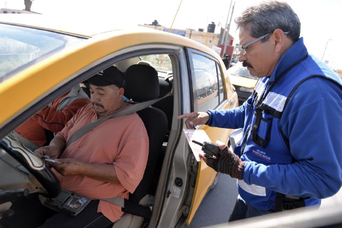 Realizan operativos sorpresa para corroborar uso de taxímetros en Saltillo
