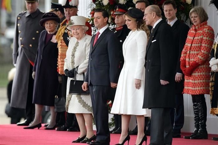 Recibe Reina Isabel a Peña Nieto