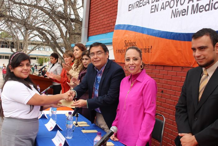 El Gobierno Municipal de Sabinas hizo entrega de becas a estudiantes de bachillerato y universidad