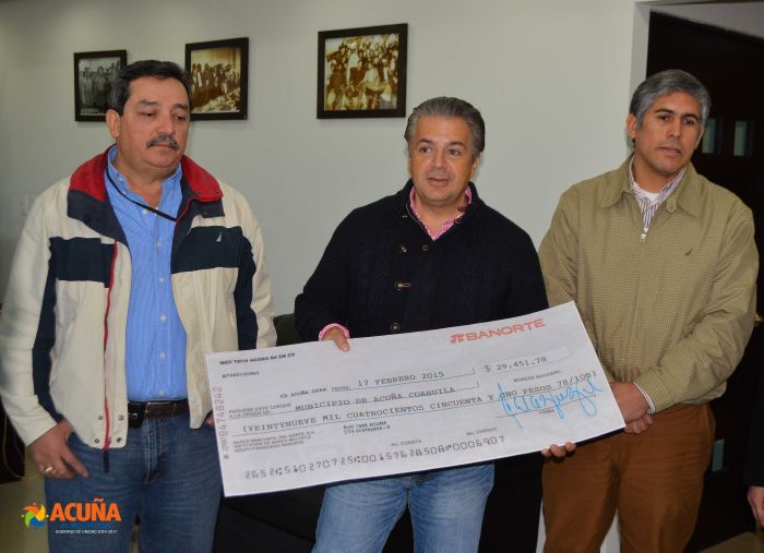 Acuña: Recibe Alcalde, pago del impuesto predial de trabajadores de empresa: “Med Tech”.
