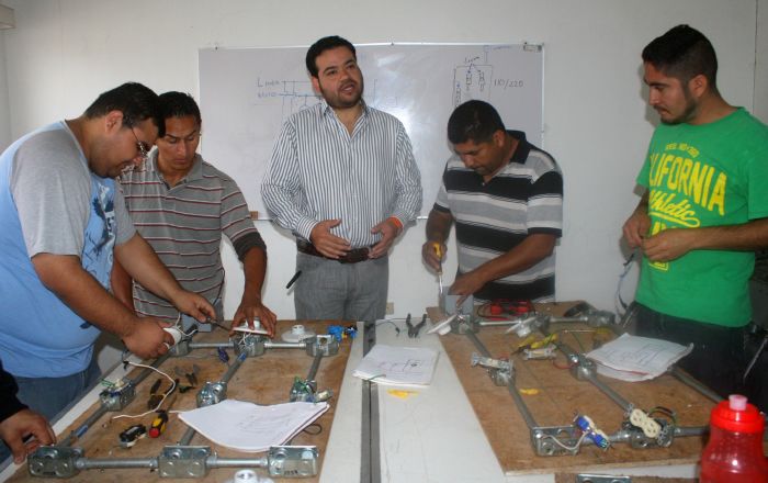 Acuña: Entregan constancias de curso de capacitación en “Conexiones Eléctricas”.