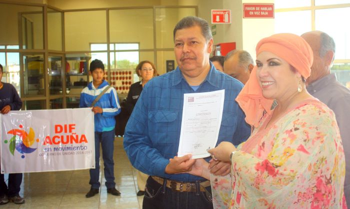 Acuña: Entregan constancias por fin de cursos de informática.