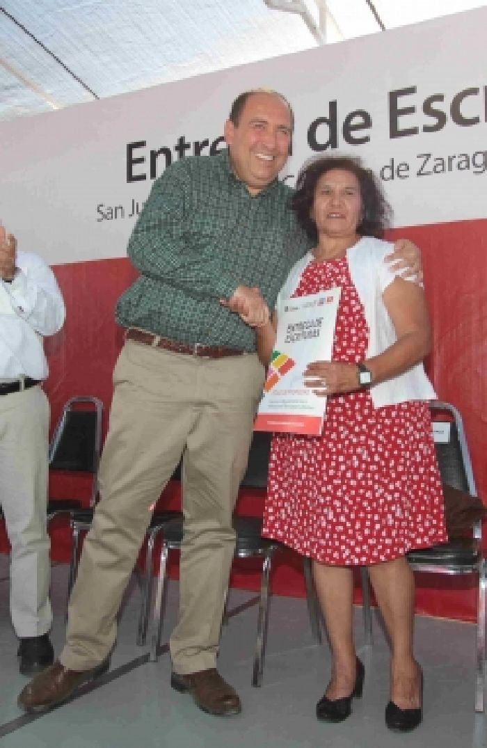 Sin recursos para invertir en "Coahuila" La noticia es que gobernador entrega escrituras