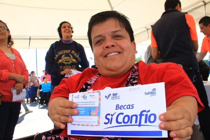 Saltillo: Entregan Alcalde y Presidenta del DIF 3 mil 333 becas