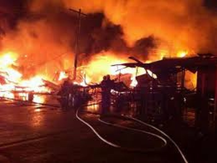 Controlan incendio en la Central de Abasto