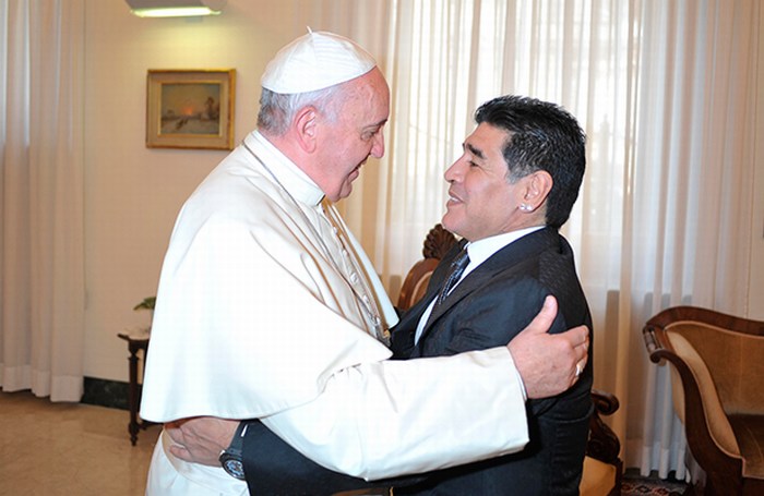 Papa recibe a Maradona, organizarán partido por paz