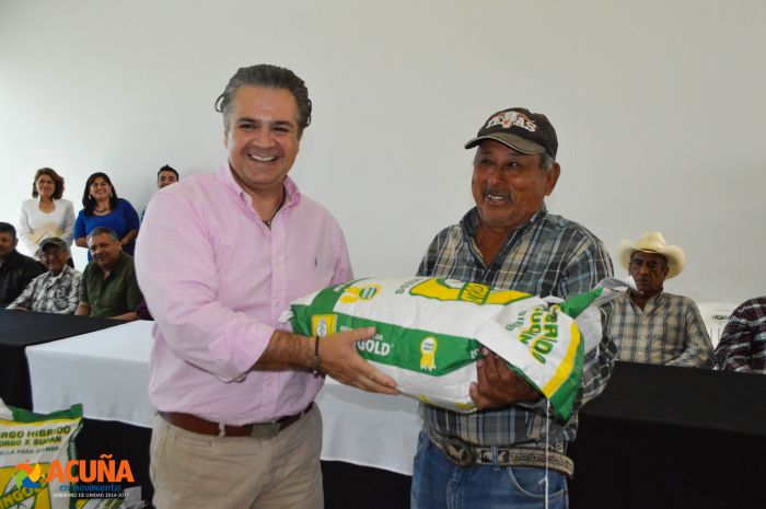 Acuña: Entrega Evaristo Lenin Pérez semilla de sorgo subsidiada a Agricultores.