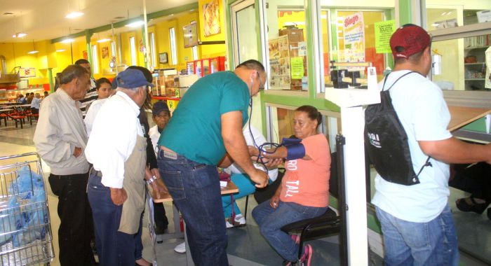 Acuña: Instala dirección de salud municipal módulo de atención en centro comercial “gutiérrez”.