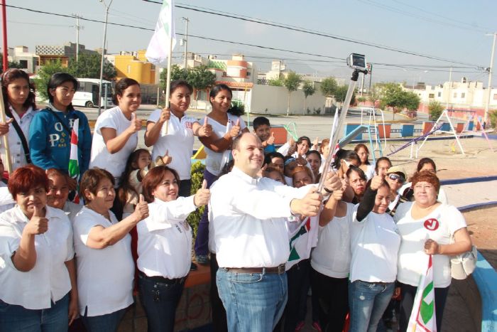 Caminan al lado del candidato a Diputado Federal por el Distrito VII, Jericó Abramo Masso