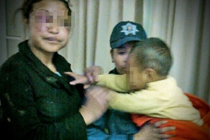 Encadenaba a su esposa y su hijo de 3 años porque pensaba que su mujer le era infiel