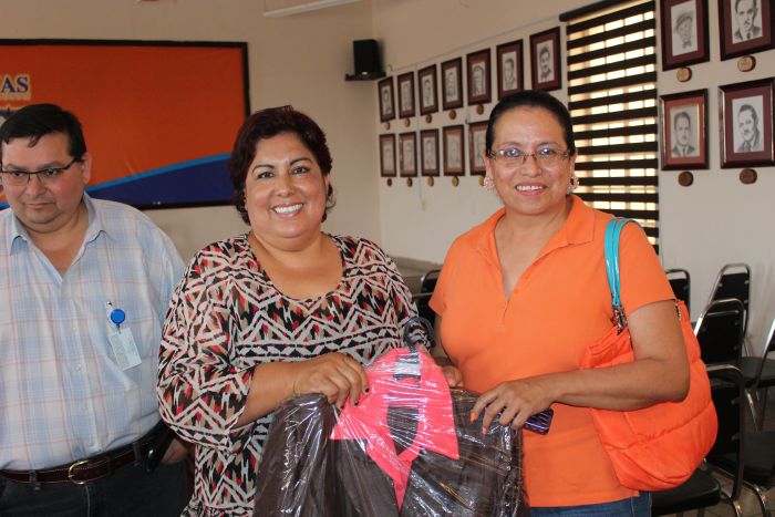 Sabinas: Entrega uniformes a Burócratas