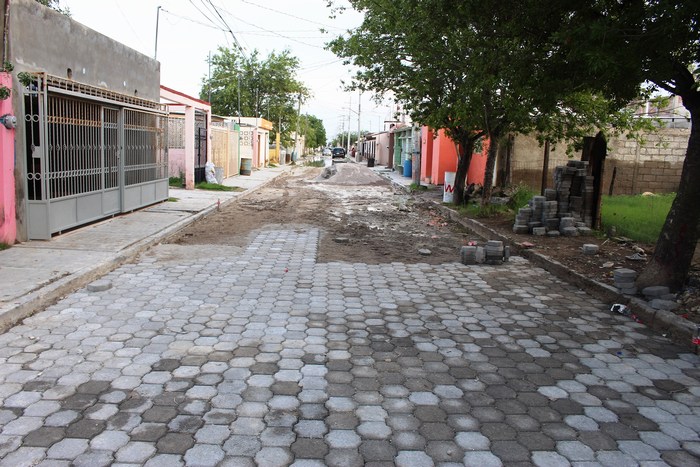 Sabinas: Avanza rehabilitación de la calle Nogal en la colonia los Montes
