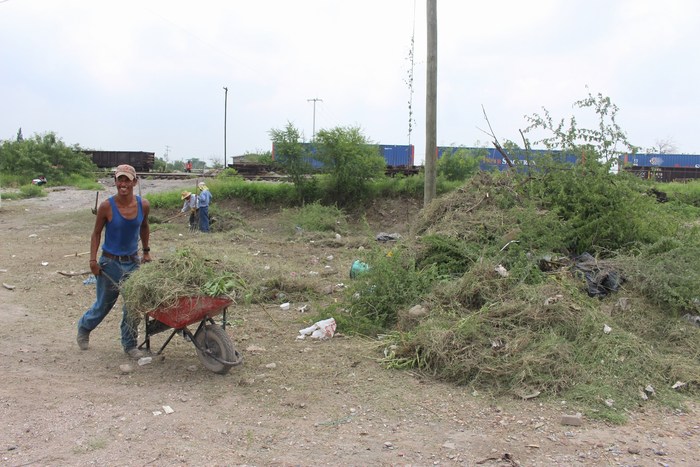 Ecología limpia los canales y arroyos de Sabinas