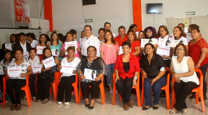 Acuña: Imparten con éxito seminario de “colorimetría” en centros comunitarios.