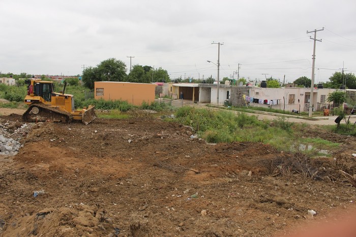 Sabinas: En la Santo Domingo achacan inundación a “tapón” de escombro que imprudentemente se colocó en un terreno loteado para la edificación de casas nuevas