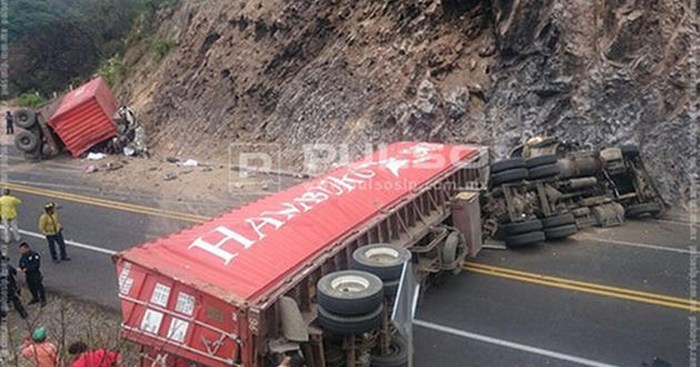 Tráiler cae encima de transporte escolar en SLP; hay 11 muertos