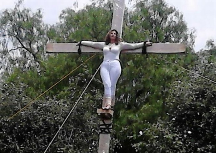 Candidata se "crucifica" frente al INE tras ser retirada de la contienda