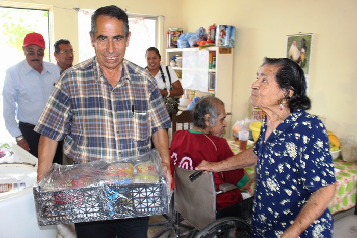 Sabinas: Municipio brinda ayuda y asistencia social a pareja de adultos mayores