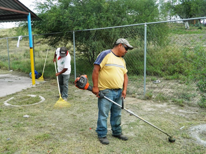 Sabinas: Ecología aplica barrido y limpieza en jardines de niños