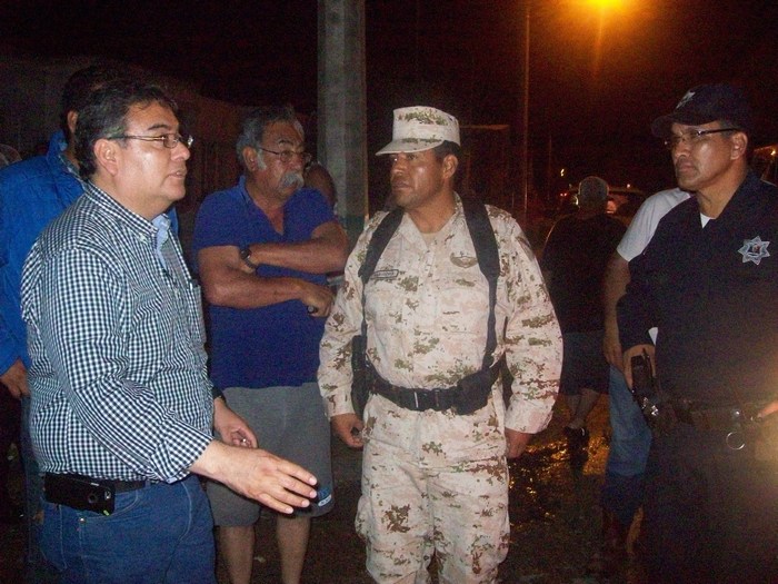 Atiende alcalde de Sabinas a afectados por tromba