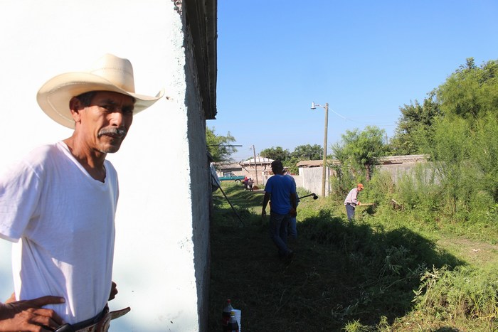 Sabinas: En la villa de Agujita desazolvan arroyos