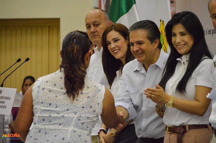 Acuña: firman convenio de coordinación y  entregan escrituras a familias afectadas.