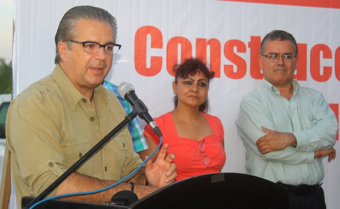 Acuña: Entrega Alcalde Lenin Pérez obra de alumbrado público en avenida parque “el fifí”.