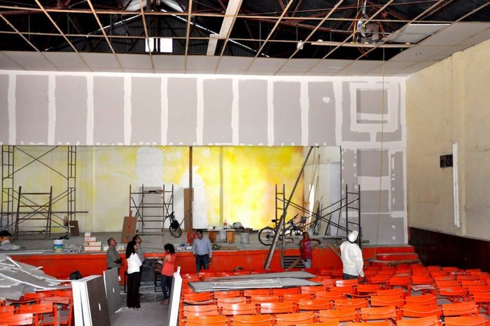 Sabinas: Aplica municipio remodelación en el auditorio de la “Venustiano Carranza”