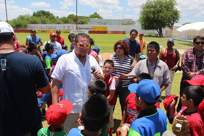 Autoridades municipales y afición reconocen y aplauden la trayectoria del “Chicote”, Karim y Freddy García 