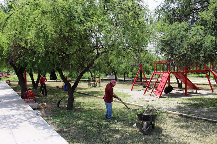 Sabinas: Ecología atiende y pule plaza de la colonia San Antonio