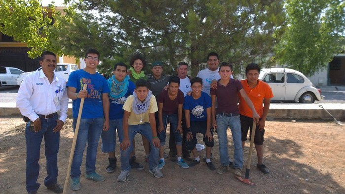 Participan jóvenes en embellecer plazas de Saltillo