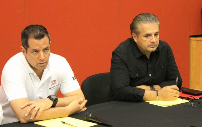 Acuña: Asiste Lenin Pérez a pago de seguro por daños de infonavit.