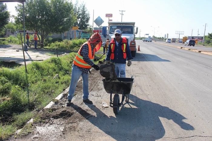 Sabinas: SCT atiende solicitud de Obras Públicas para realizar trabajos de limpieza en la 57