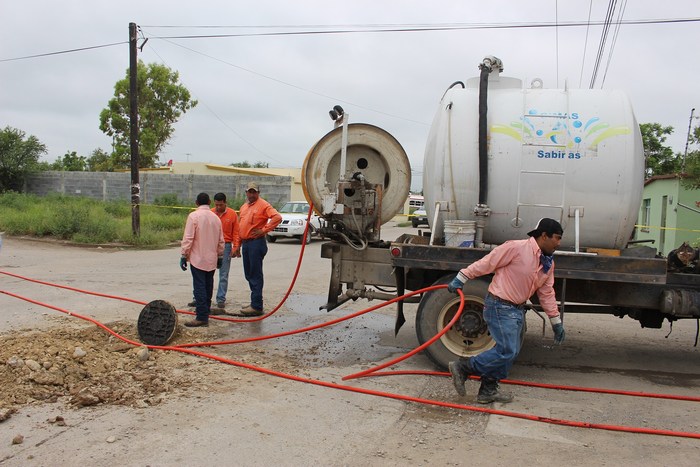 Sabinas: Realizan trabajos de desazolve en la red de drenaje sanitario