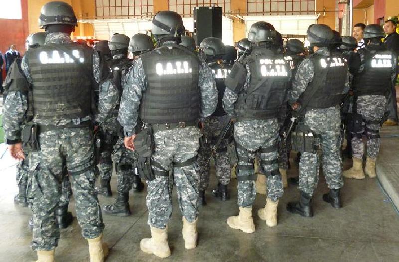 Una Vergüenza policía de Rubén Moreira